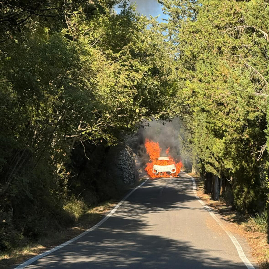 Cortona, auto in fiamme lungo la via del Torreone: dinamica ancora… – SR 71