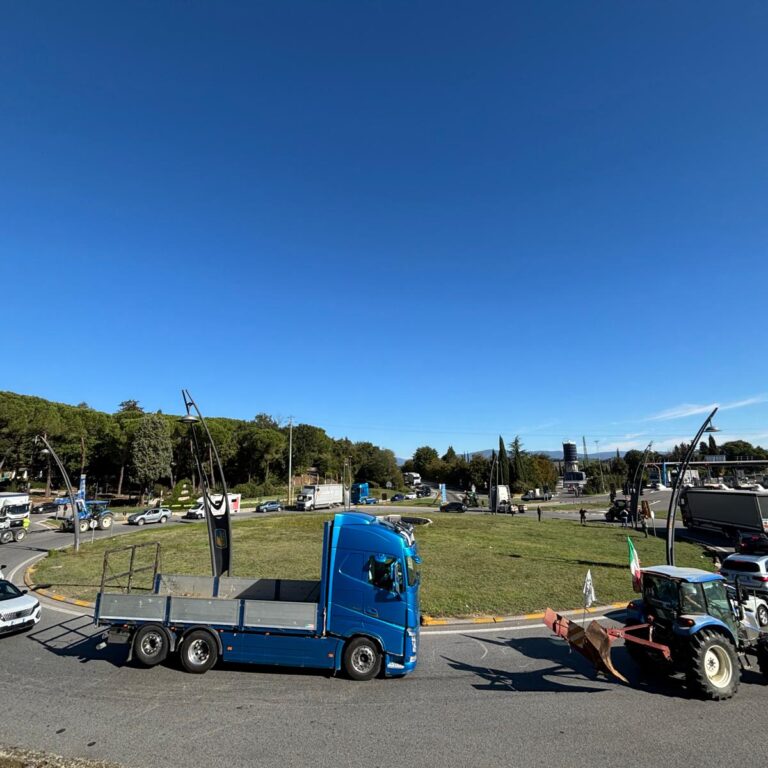 Il blocco di tir e trattori arriva in Valdichiana, presidio alle… – SR 71